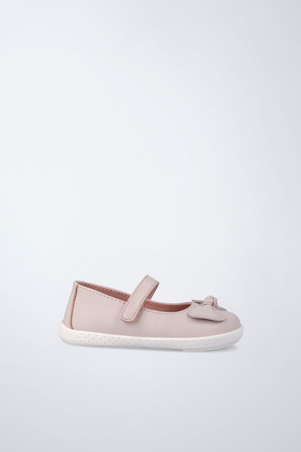 Merceditas Garvalín barefoot en rosa pálido y blanco con cierre de contacto y flexibilidad para el movimiento natural del pie.