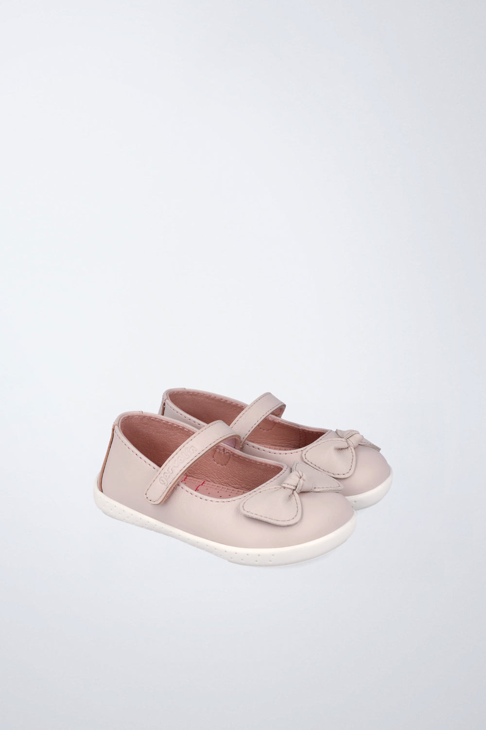 Merceditas Garvalín barefoot en rosa pálido y blanco con cierre de contacto y flexibilidad para el movimiento natural del pie.