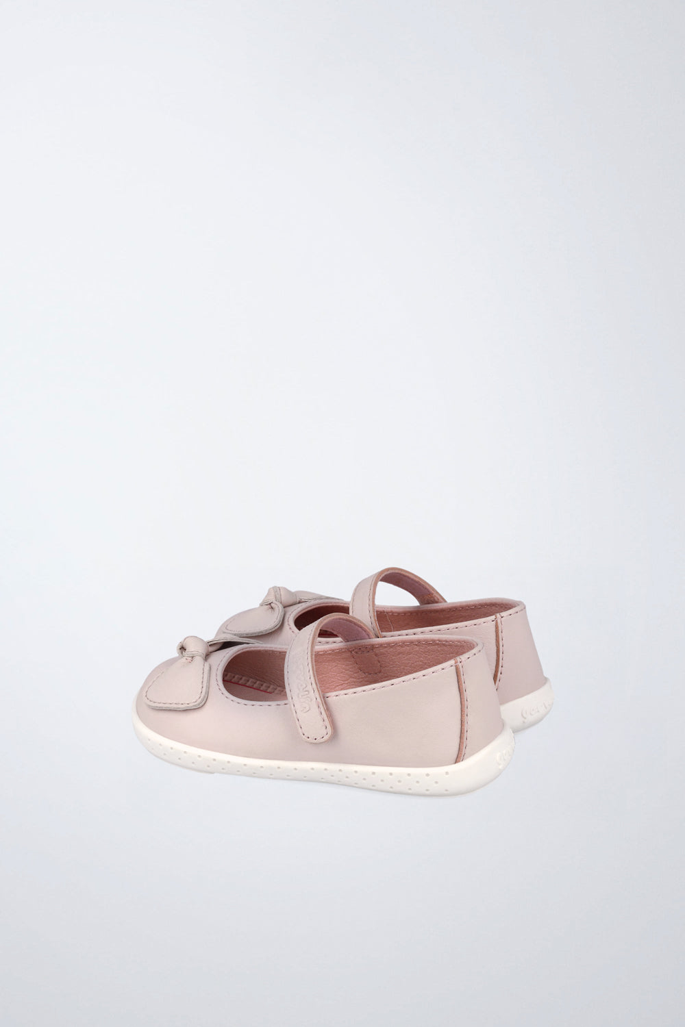 Merceditas Garvalín barefoot en rosa pálido y blanco con cierre de contacto y flexibilidad para el movimiento natural del pie.