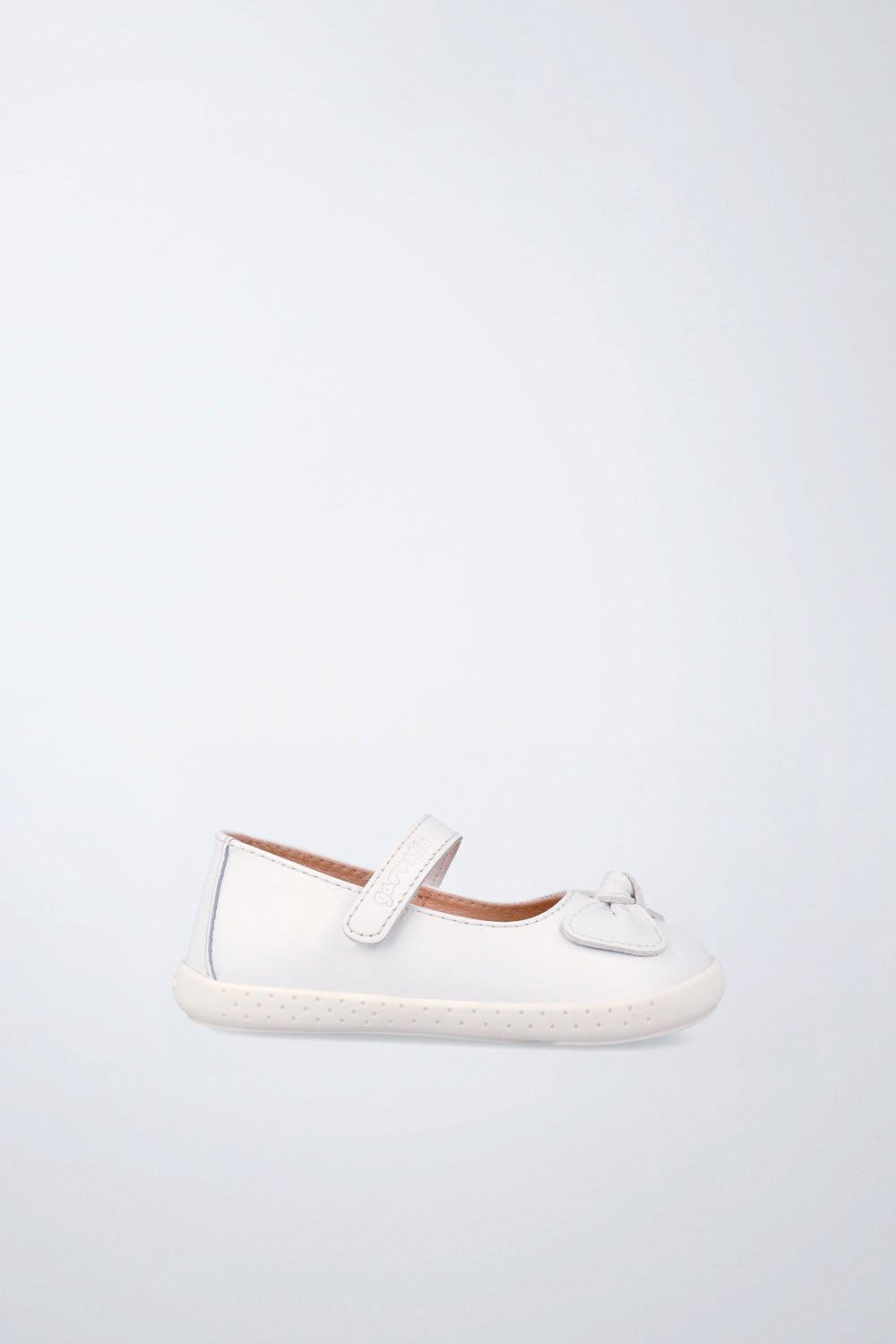 Zapato mercedita Garvalín barefoot en blanco y rosa pálido con cierre de contacto y flexibilidad para el movimiento natural del pie.