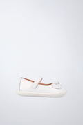 Zapato mercedita Garvalín barefoot en blanco y rosa pálido con cierre de contacto y flexibilidad para el movimiento natural del pie.