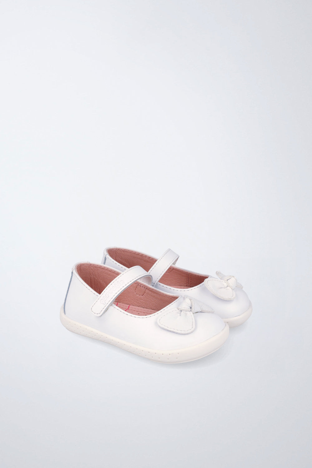 Zapato mercedita Garvalín barefoot en blanco y rosa pálido con cierre de contacto y flexibilidad para el movimiento natural del pie.