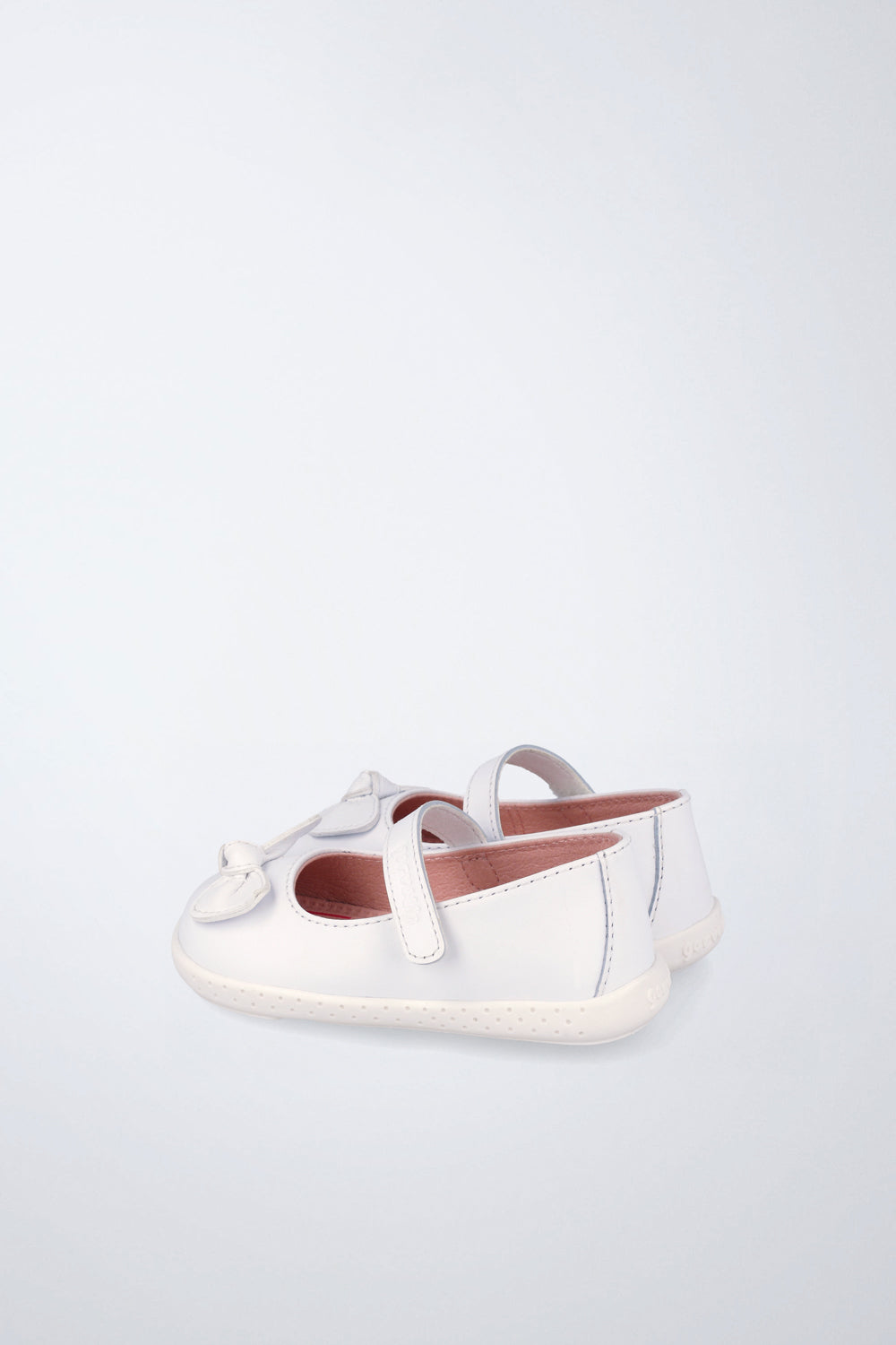 Zapato mercedita Garvalín barefoot en blanco y rosa pálido con cierre de contacto y flexibilidad para el movimiento natural del pie.