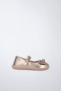 Mercedita Garvalín barefoot en plata y rosa pálido con cierre de contacto y flexibilidad para el movimiento natural del pie.