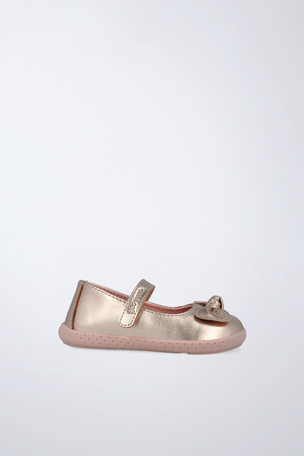 Mercedita Garvalín barefoot en plata y rosa pálido con cierre de contacto y flexibilidad para el movimiento natural del pie.