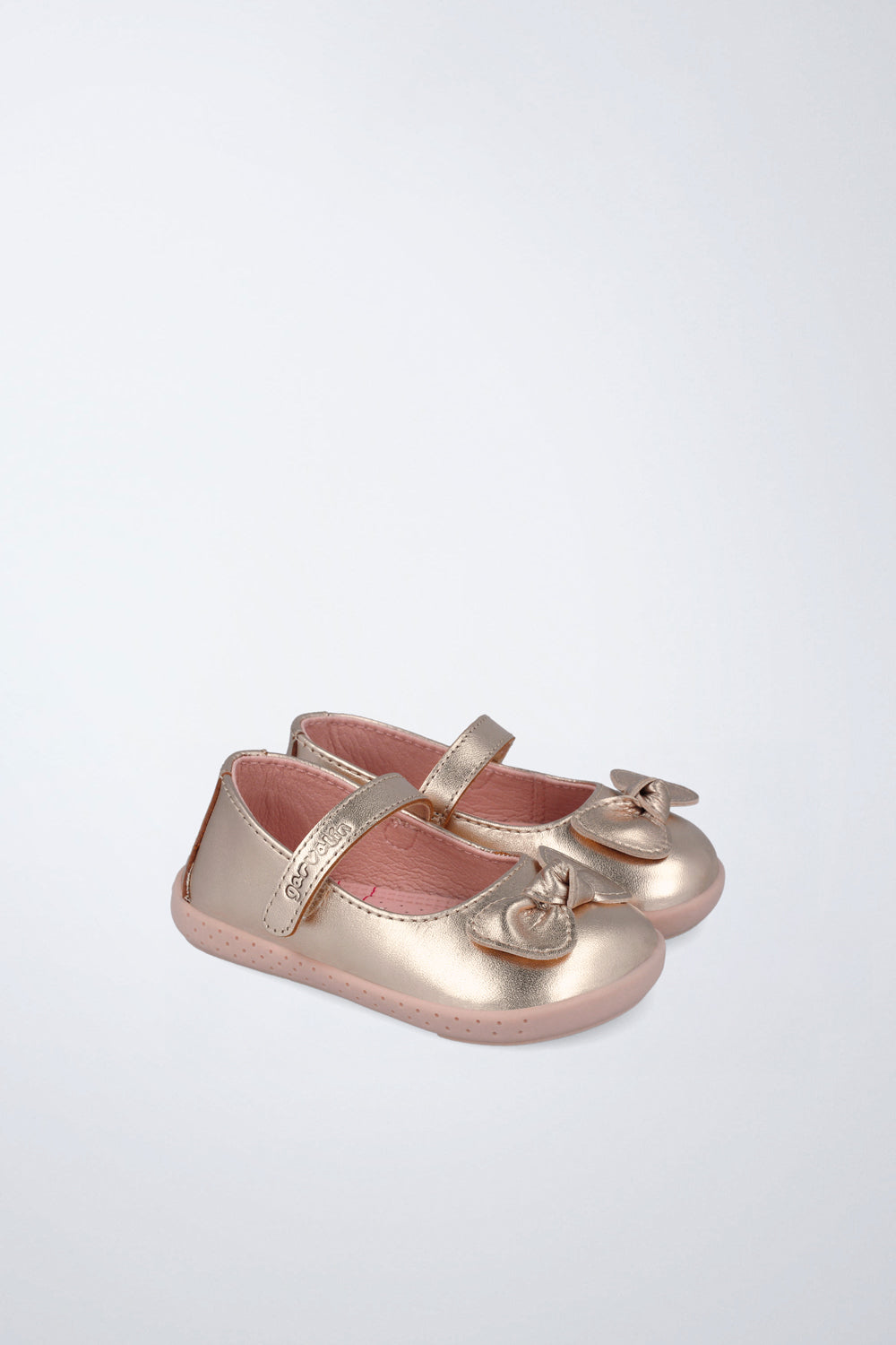 Mercedita Garvalín barefoot en plata y rosa pálido con cierre de contacto y flexibilidad para el movimiento natural del pie.