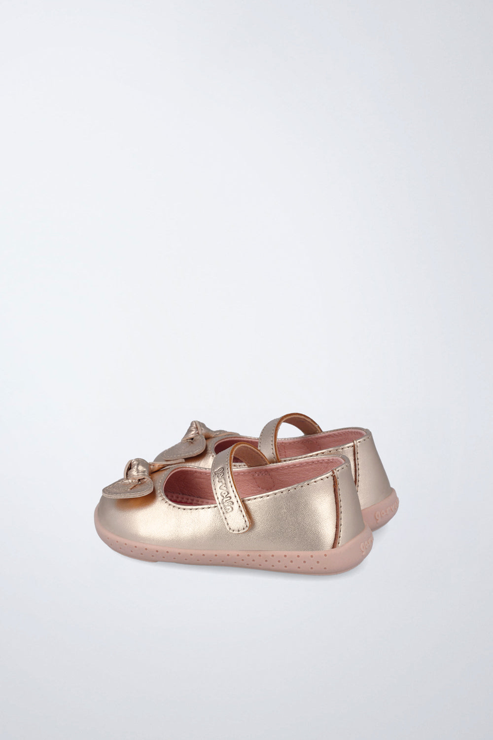Mercedita Garvalín barefoot en plata y rosa pálido con cierre de contacto y flexibilidad para el movimiento natural del pie.