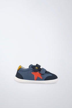 Zapatilla Garvalín barefoot en azul marino y rojo con cierre de contacto y puntera reforzada.