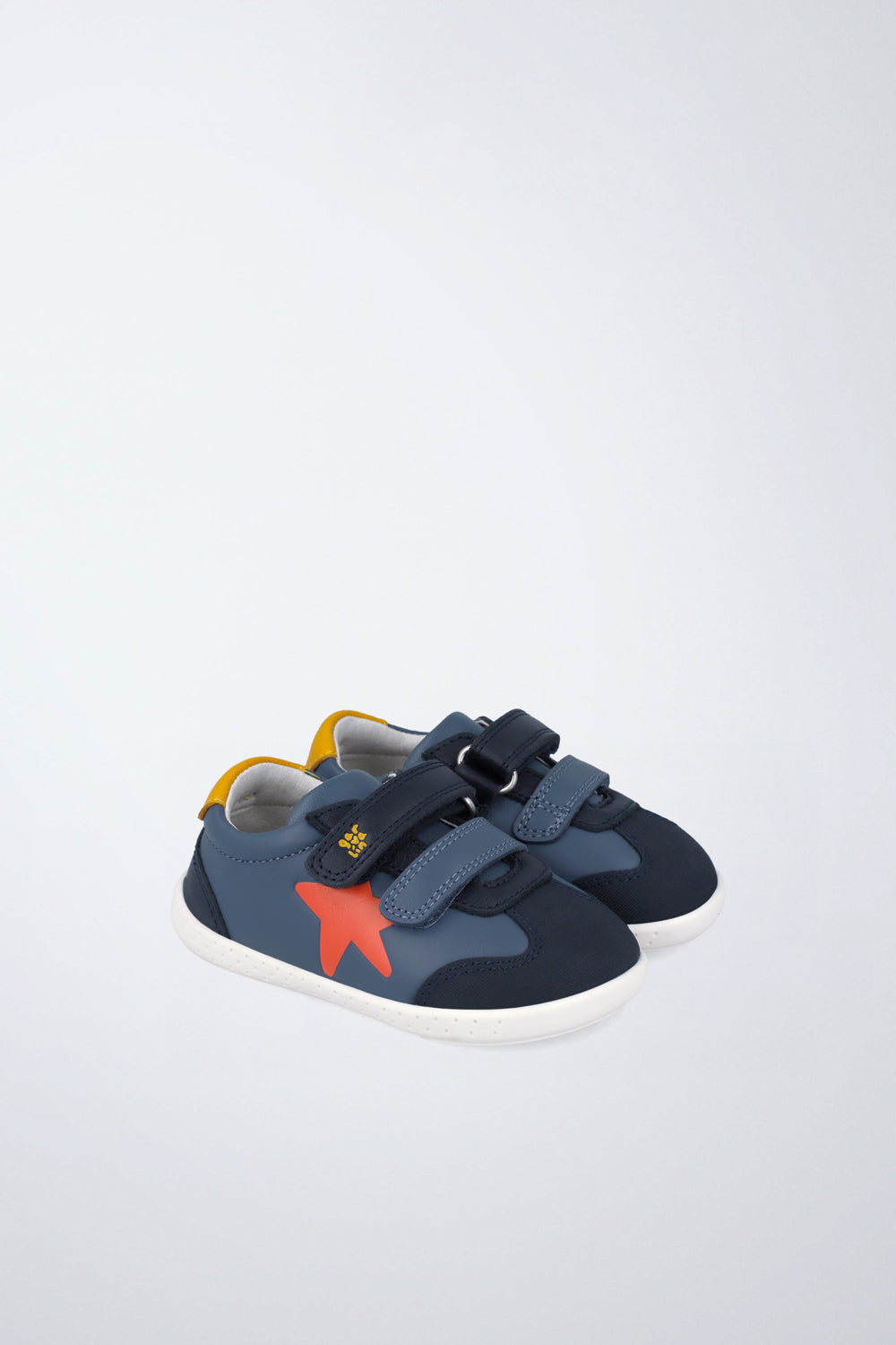 Zapatilla Garvalín barefoot en azul marino y rojo con cierre de contacto y puntera reforzada.