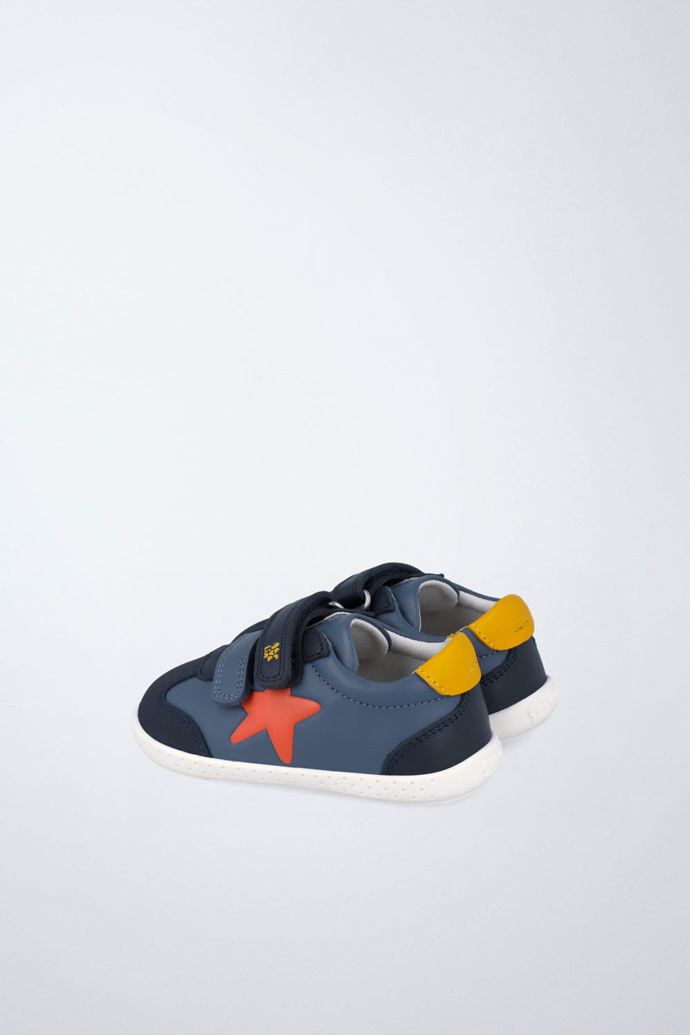 Zapatilla Garvalín barefoot en azul marino y rojo con cierre de contacto y puntera reforzada.