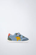Zapatos infantiles Garvalín barefoot en azul y amarillo con cierre de contacto y puntera reforzada.