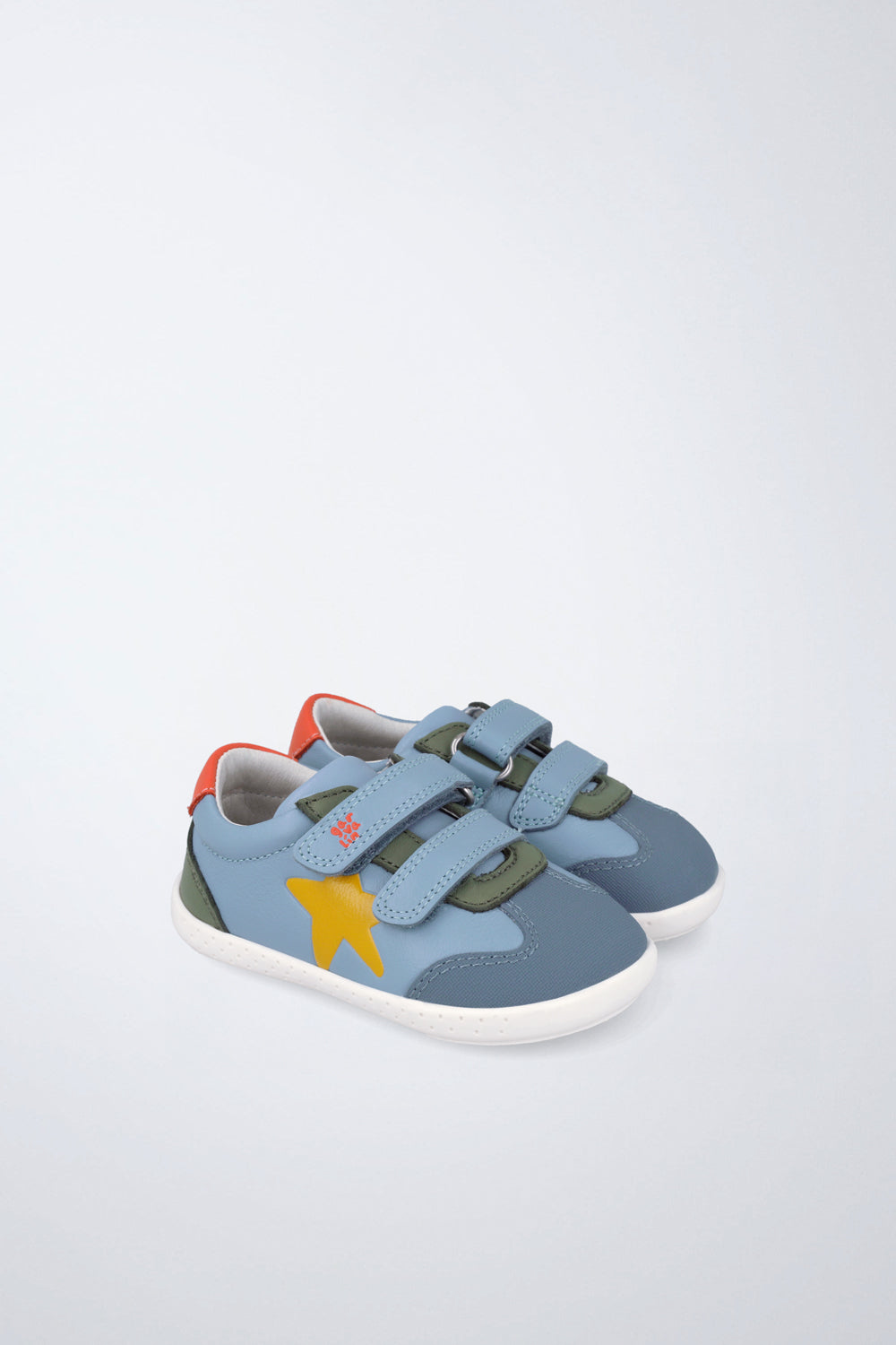 Zapatos infantiles Garvalín barefoot en azul y amarillo con cierre de contacto y puntera reforzada.