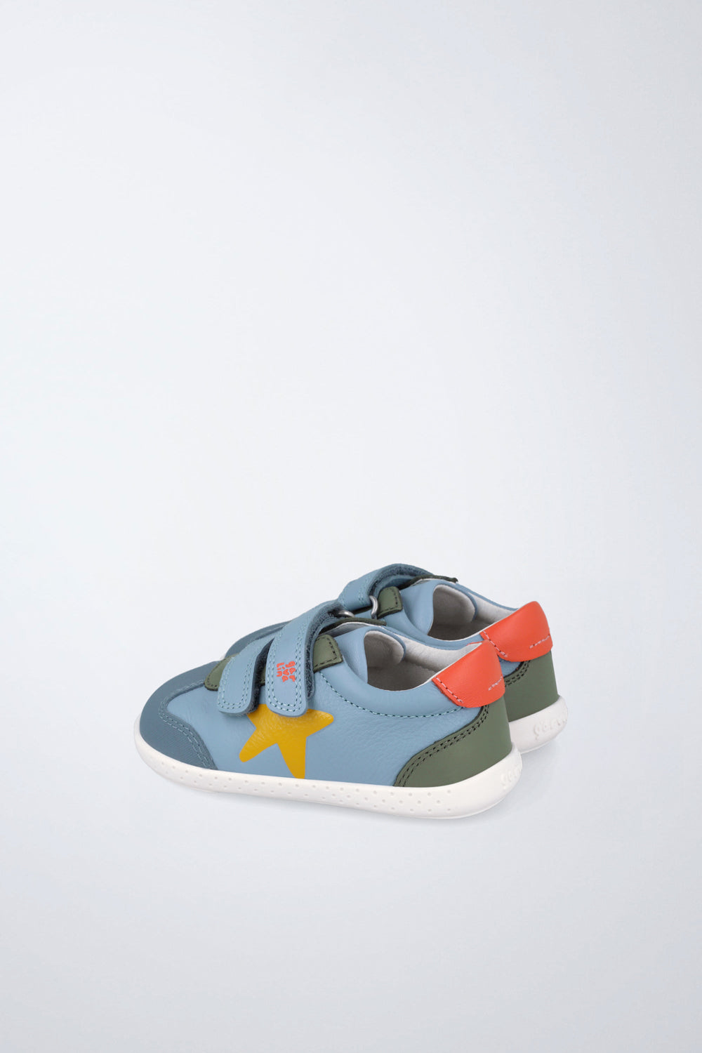 Zapatos infantiles Garvalín barefoot en azul y amarillo con cierre de contacto y puntera reforzada.