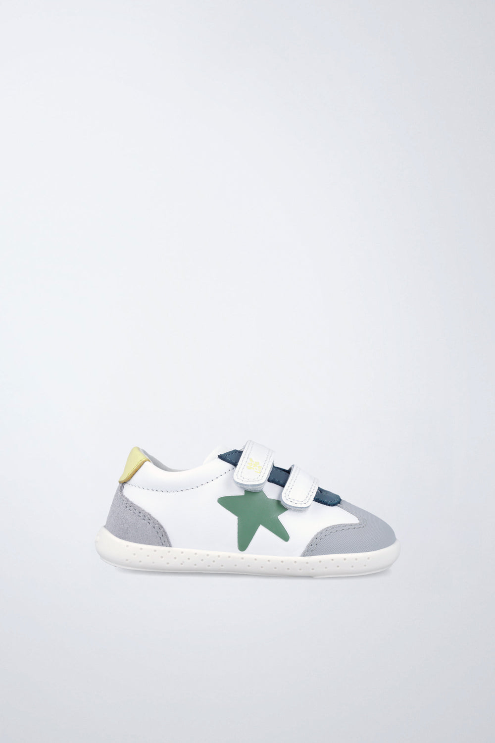 Zapatos escolares Garvalín barefoot en blanco y gris con cierre de contacto y puntera reforzada.