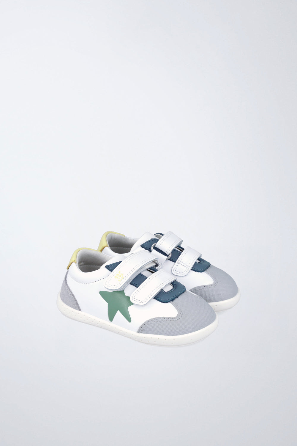 Zapatos escolares Garvalín barefoot en blanco y gris con cierre de contacto y puntera reforzada.