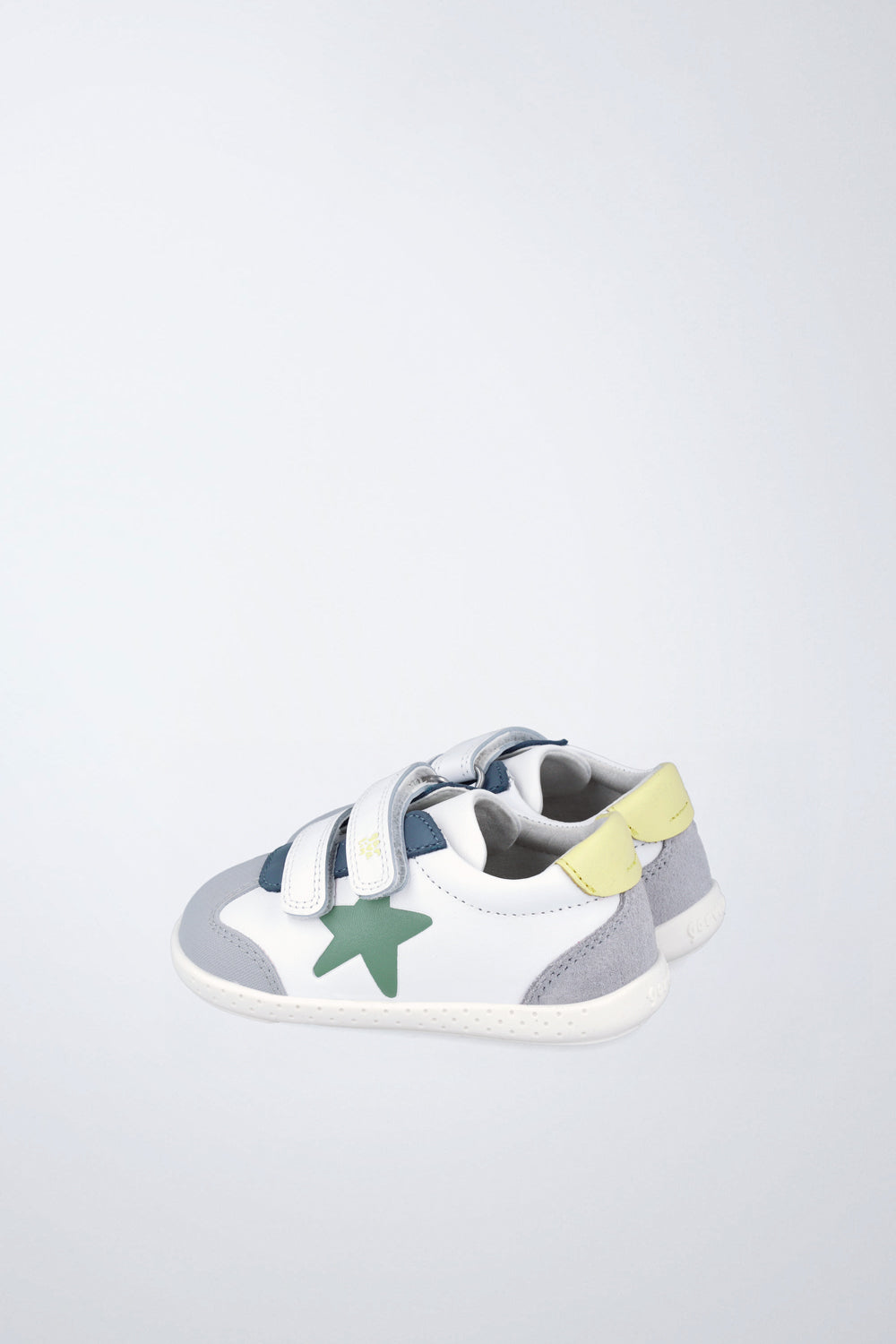 Zapatos escolares Garvalín barefoot en blanco y gris con cierre de contacto y puntera reforzada.