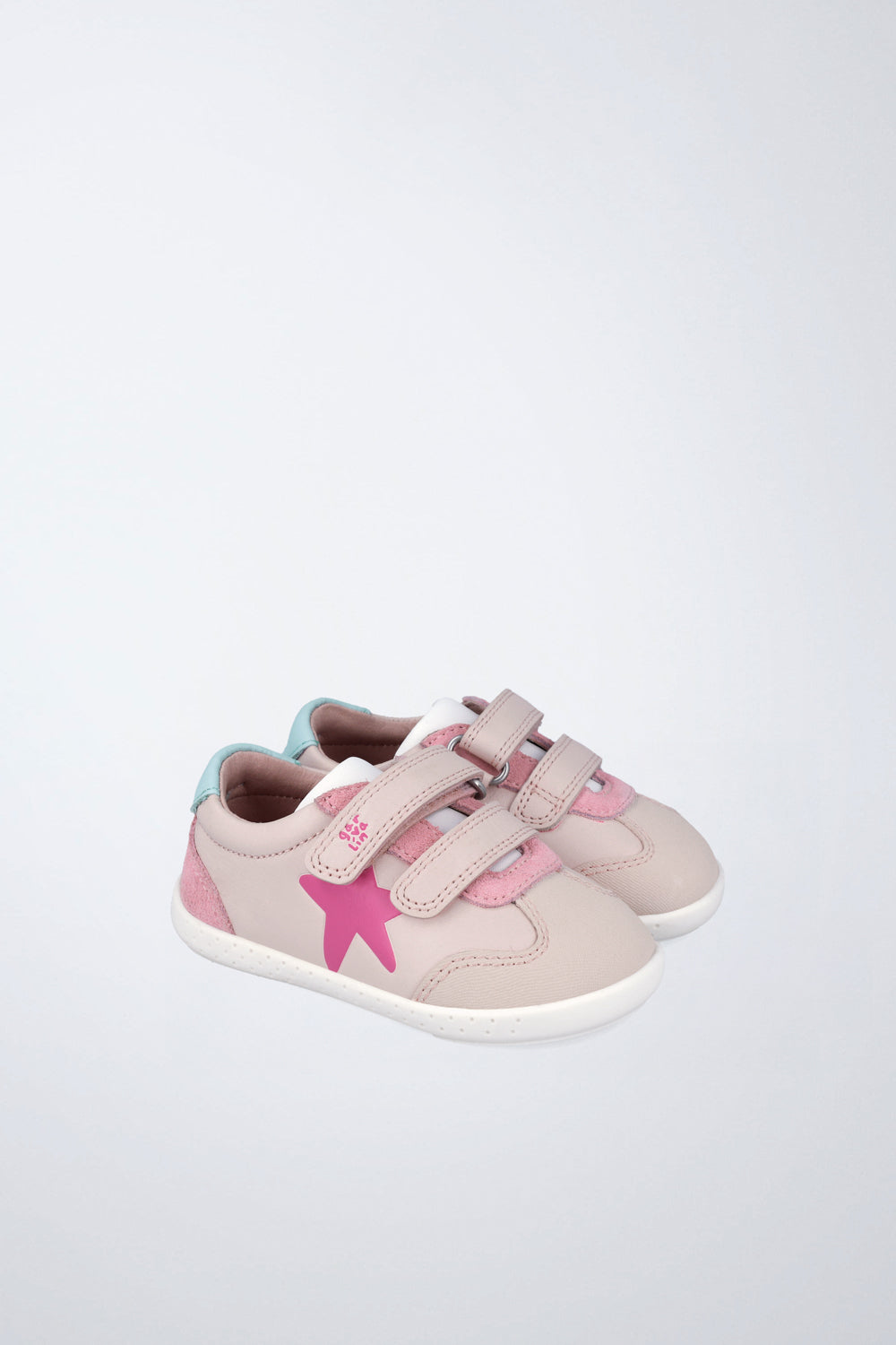 Zapato Garvalín barefoot en rosa pálido y fucsia con cierre de contacto y puntera reforzada.