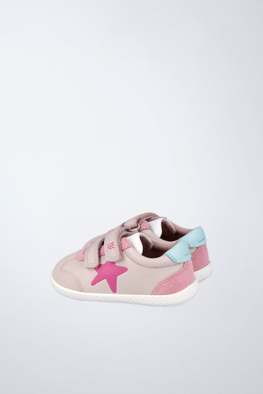 Zapato Garvalín barefoot en rosa pálido y fucsia con cierre de contacto y puntera reforzada.