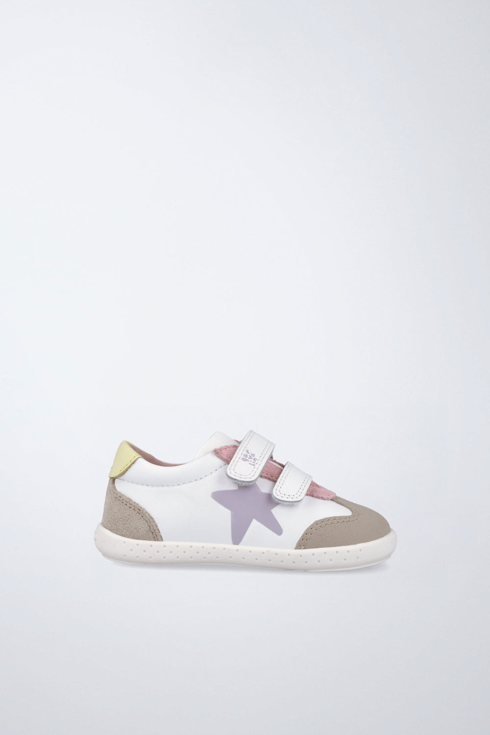 Zapato infantil Garvalín barefoot en blanco y lila con cierre de contacto y puntera reforzada.