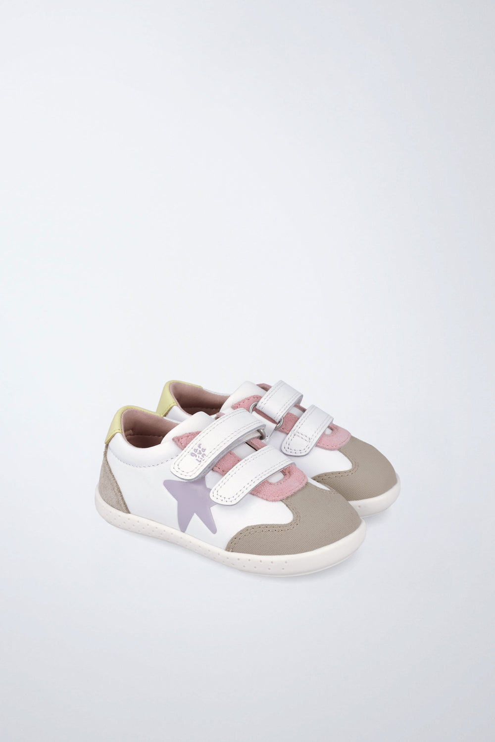 Zapato infantil Garvalín barefoot en blanco y lila con cierre de contacto y puntera reforzada.