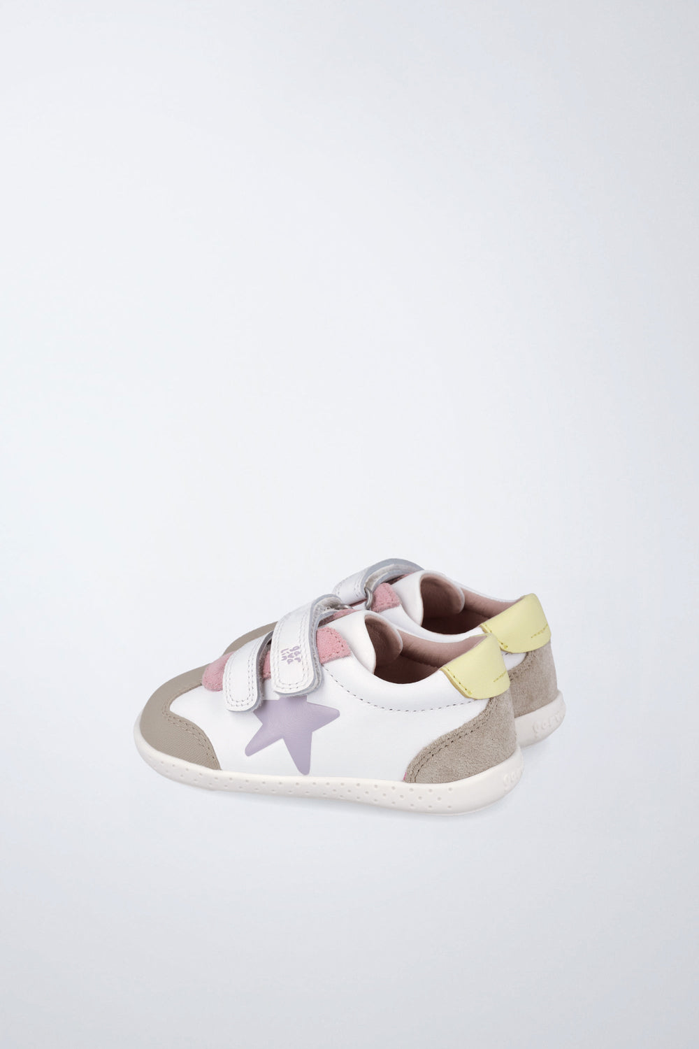 Zapato infantil Garvalín barefoot en blanco y lila con cierre de contacto y puntera reforzada.