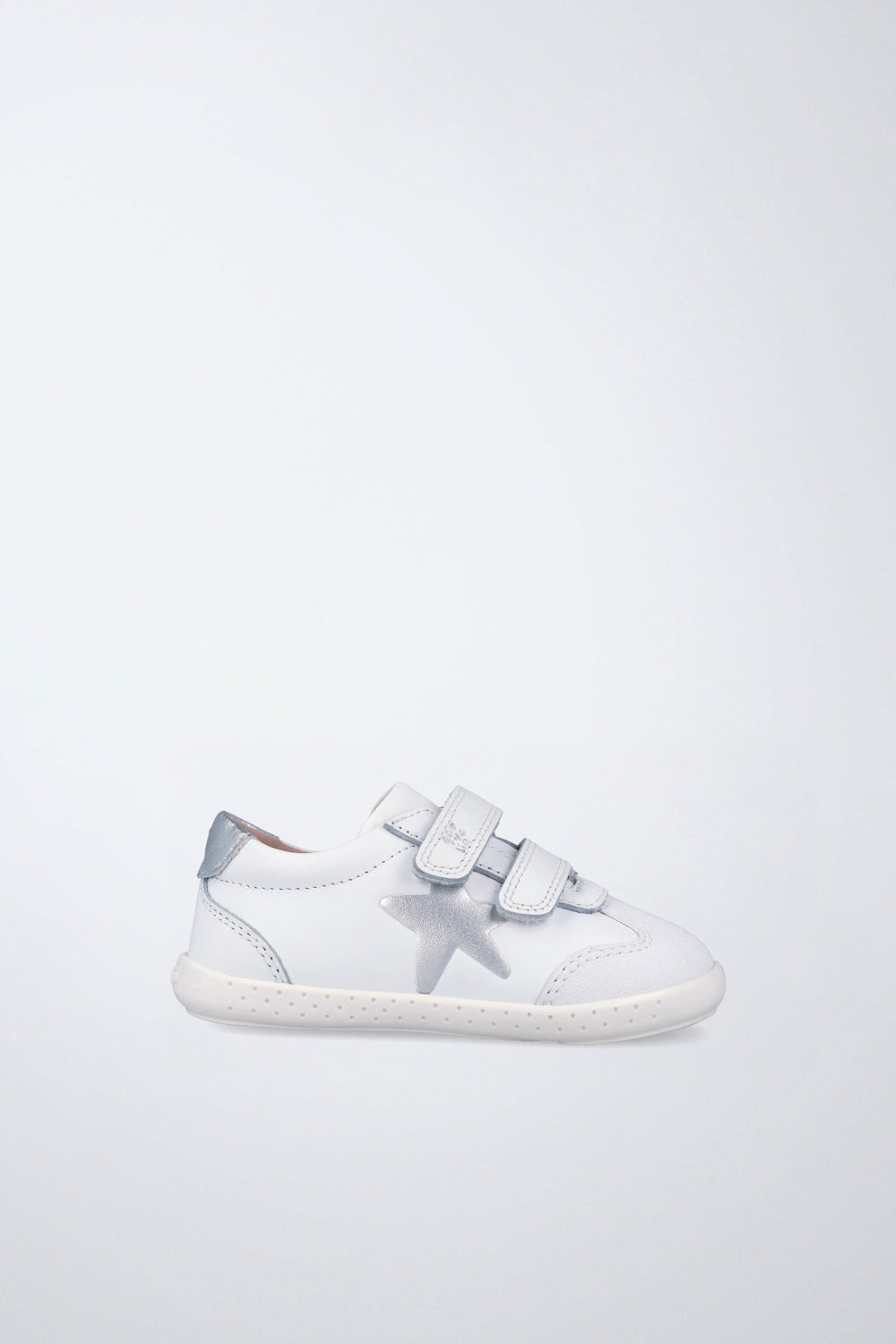 Zapato Garvalín barefoot en blanco y gris con cierre de contacto y puntera reforzada.
