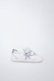 Zapatilla barefoot de piel flexible en blanco y gris