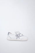 Zapato Garvalín barefoot en blanco y gris con cierre de contacto y puntera reforzada.