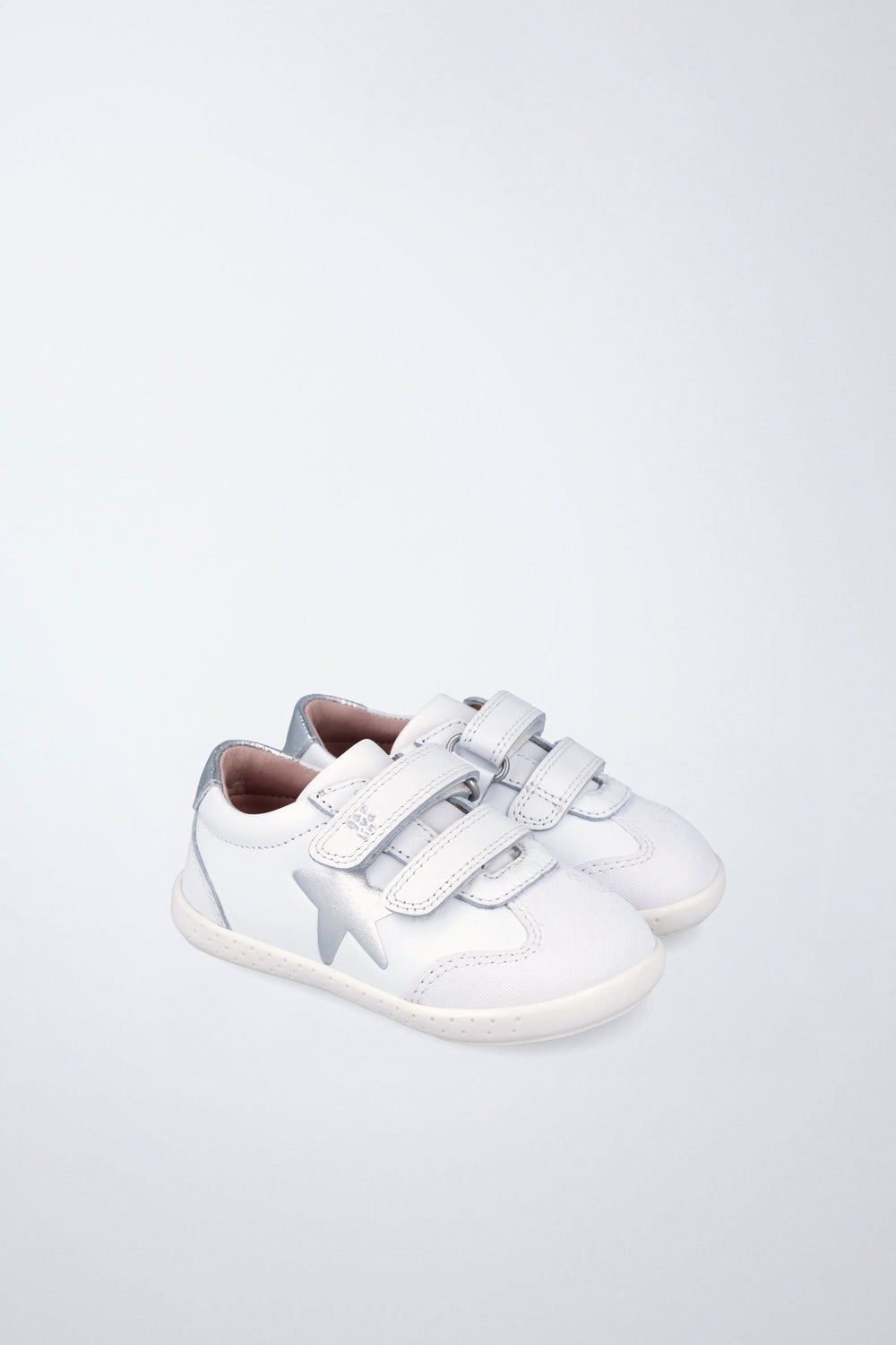 Zapato Garvalín barefoot en blanco y gris con cierre de contacto y puntera reforzada.