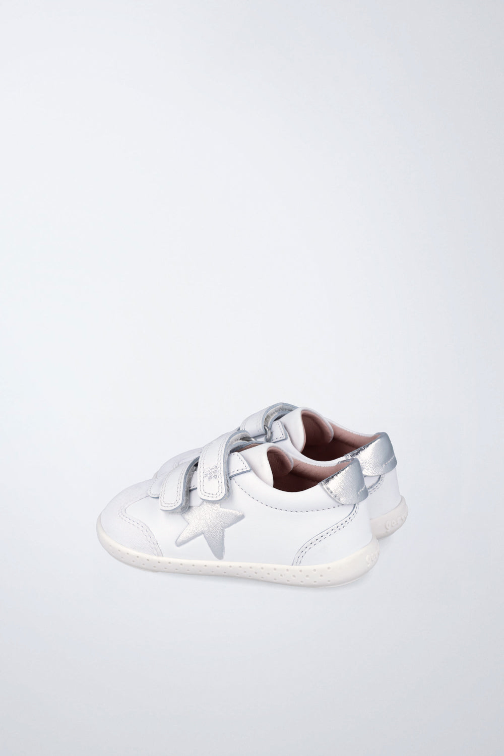 Zapato Garvalín barefoot en blanco y gris con cierre de contacto y puntera reforzada.