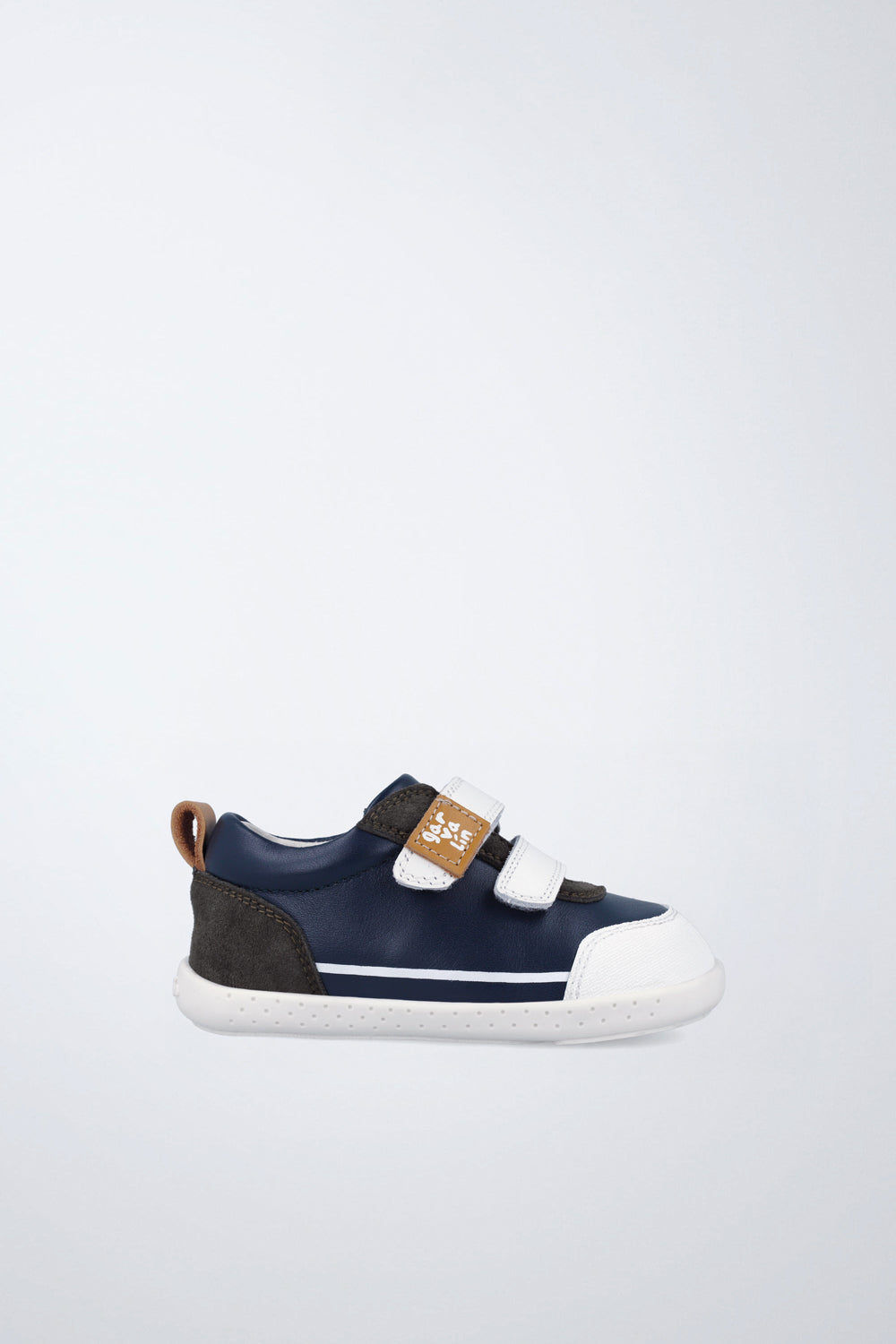 Zapatilla infantil Garvalín barefoot en azul marino y blanco con cierre de contacto y desarrollo natural del pie.