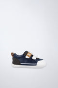 Zapatilla infantil Garvalín barefoot en azul marino y blanco con cierre de contacto y desarrollo natural del pie.