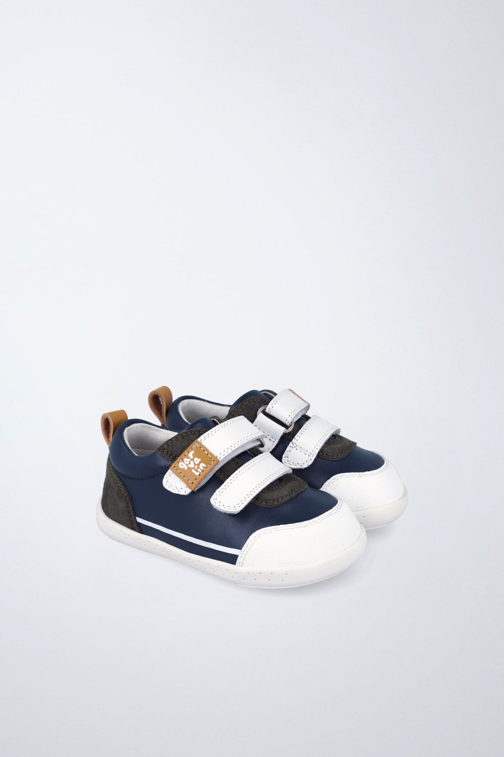 Zapatilla infantil Garvalín barefoot en azul marino y blanco con cierre de contacto y desarrollo natural del pie.