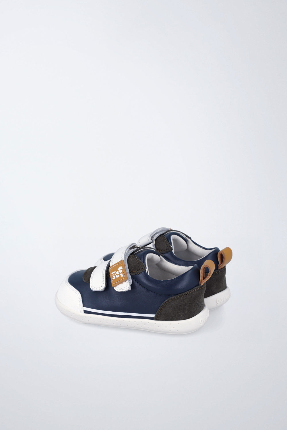 Zapatilla infantil Garvalín barefoot en azul marino y blanco con cierre de contacto y desarrollo natural del pie.