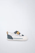 Zapatilla Garvalín barefoot en blanco y azul con cierre de contacto y desarrollo natural del pie.