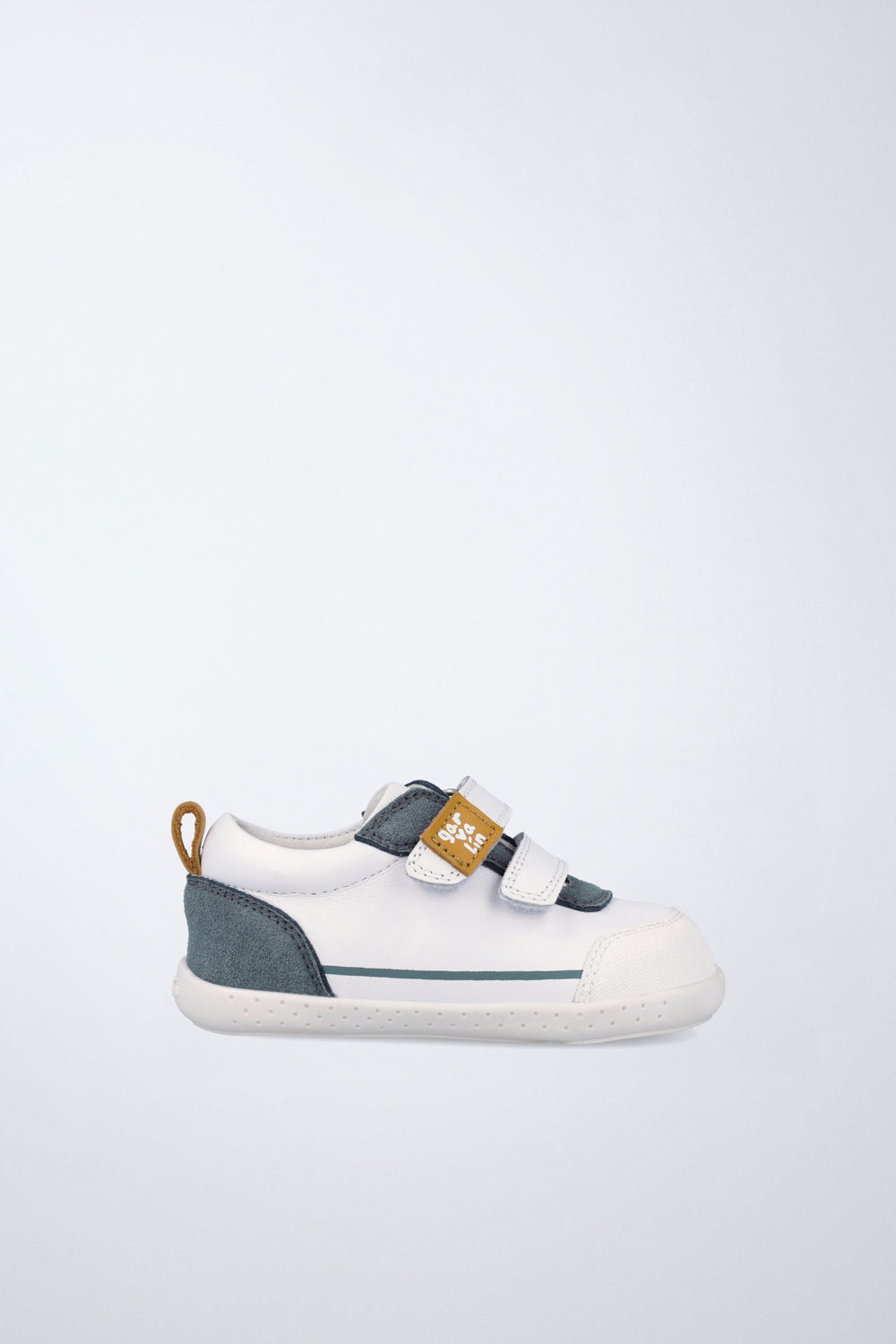 Zapatilla Garvalín barefoot en blanco y azul con cierre de contacto y desarrollo natural del pie.