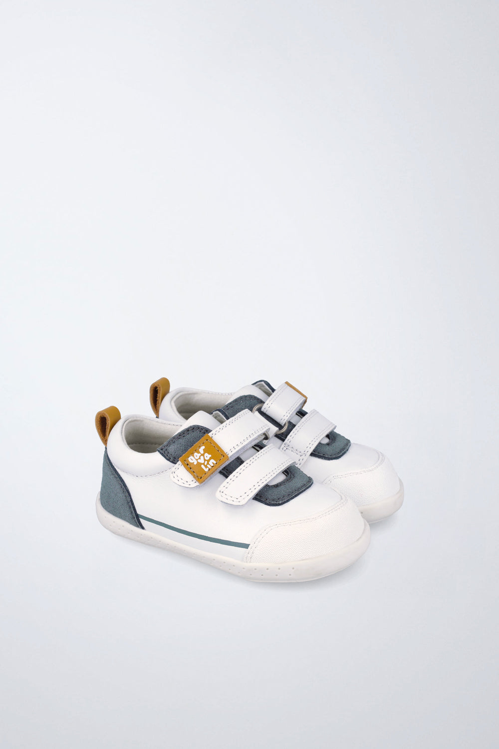 Zapatilla Garvalín barefoot en blanco y azul con cierre de contacto y desarrollo natural del pie.