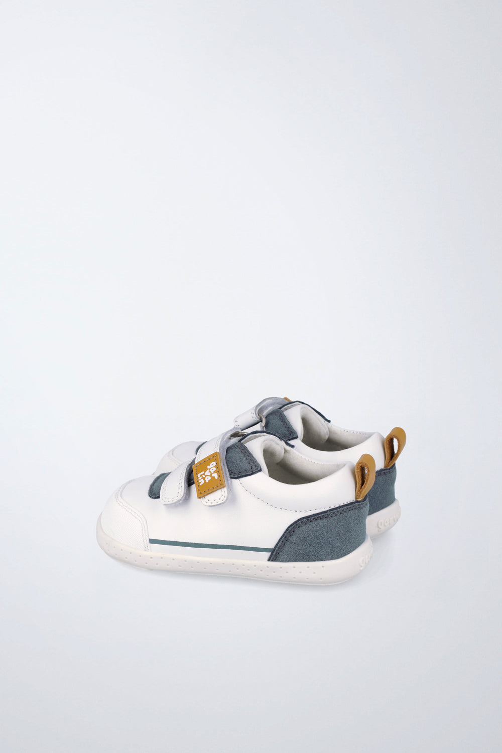Zapatilla Garvalín barefoot en blanco y azul con cierre de contacto y desarrollo natural del pie.