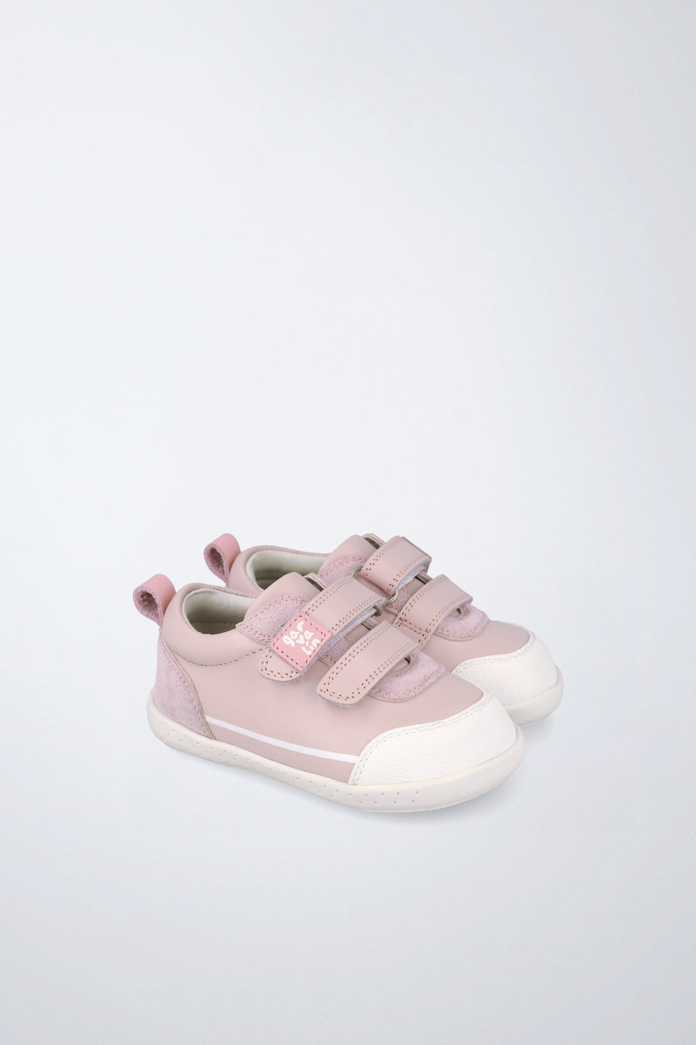 Zapatilla infantil Garvalín barefoot en rosa y blanco con cierre de contacto y desarrollo natural del pie.