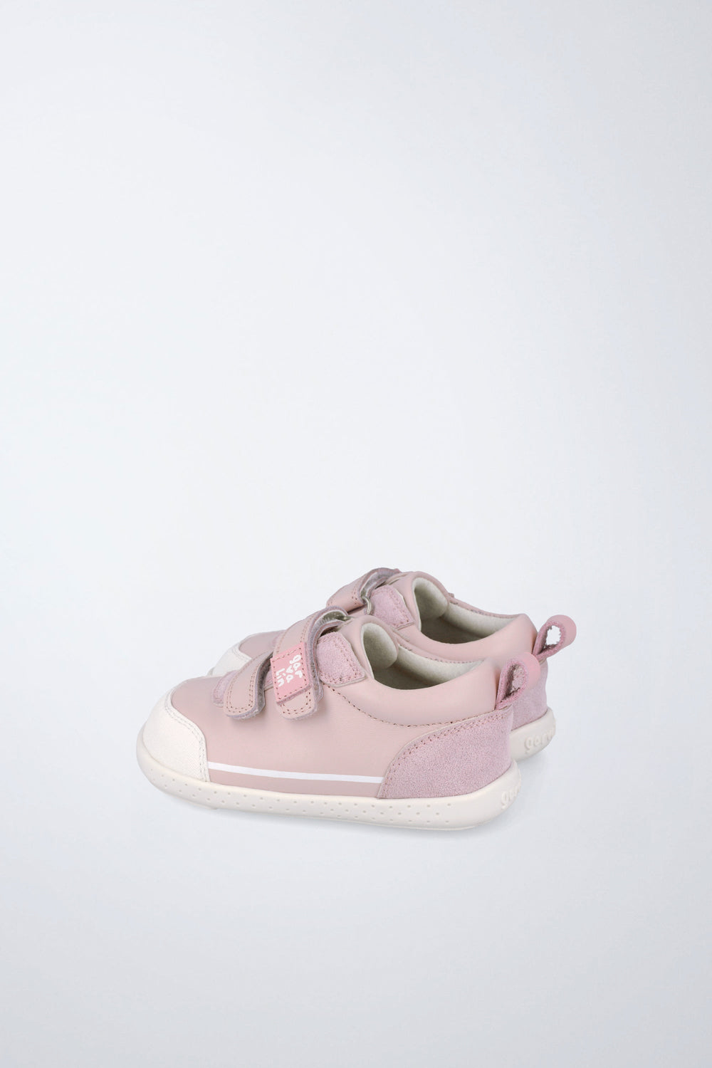 Zapatilla infantil Garvalín barefoot en rosa y blanco con cierre de contacto y desarrollo natural del pie.