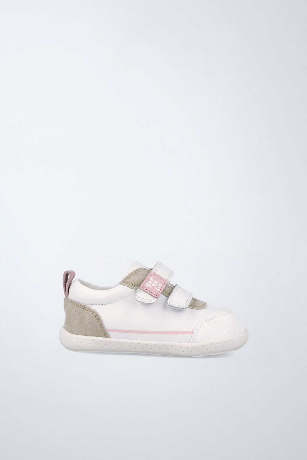 Zapatos escolares Garvalín barefoot en blanco y rosa con cierre de contacto y desarrollo natural del pie.