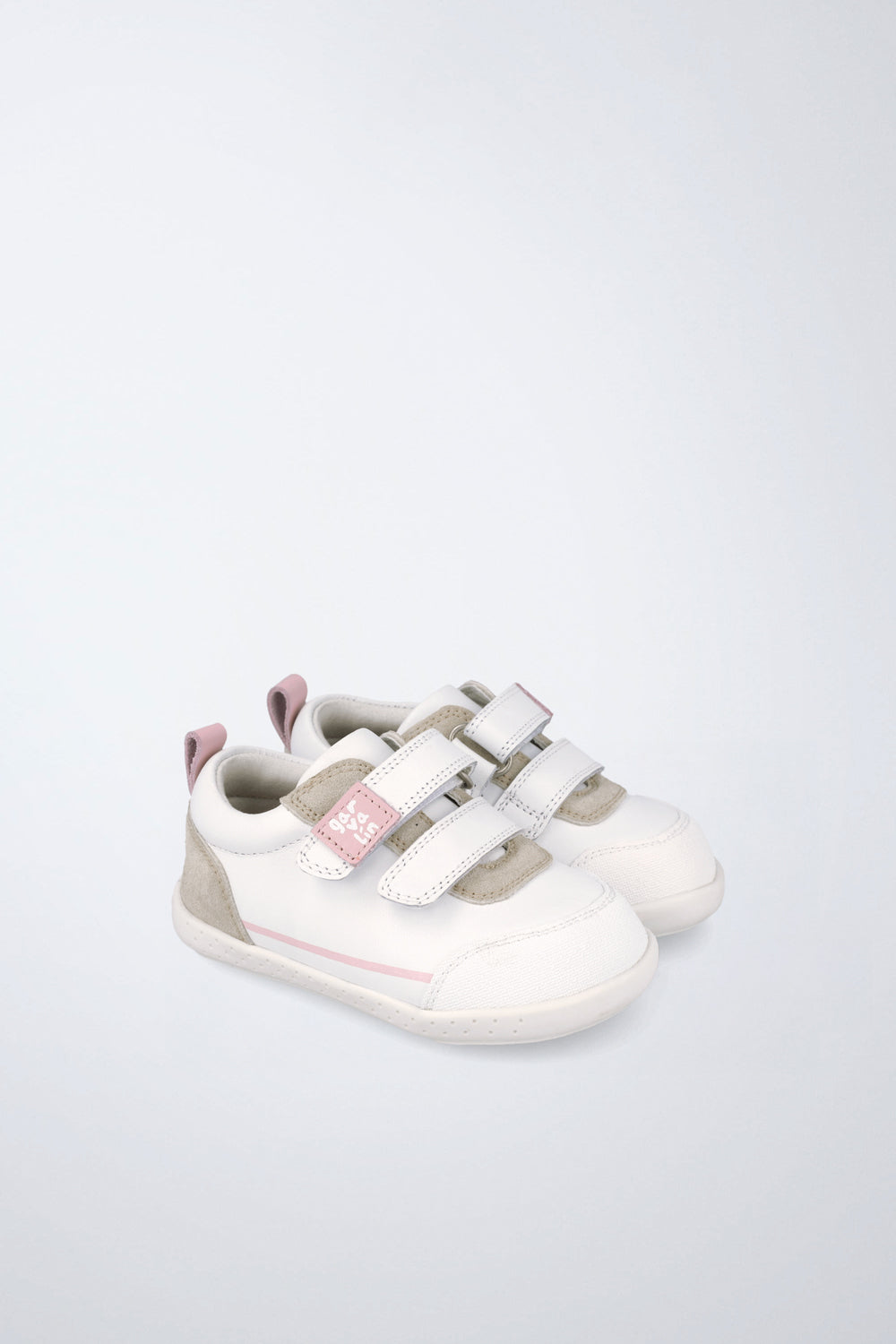 Zapatos escolares Garvalín barefoot en blanco y rosa con cierre de contacto y desarrollo natural del pie.