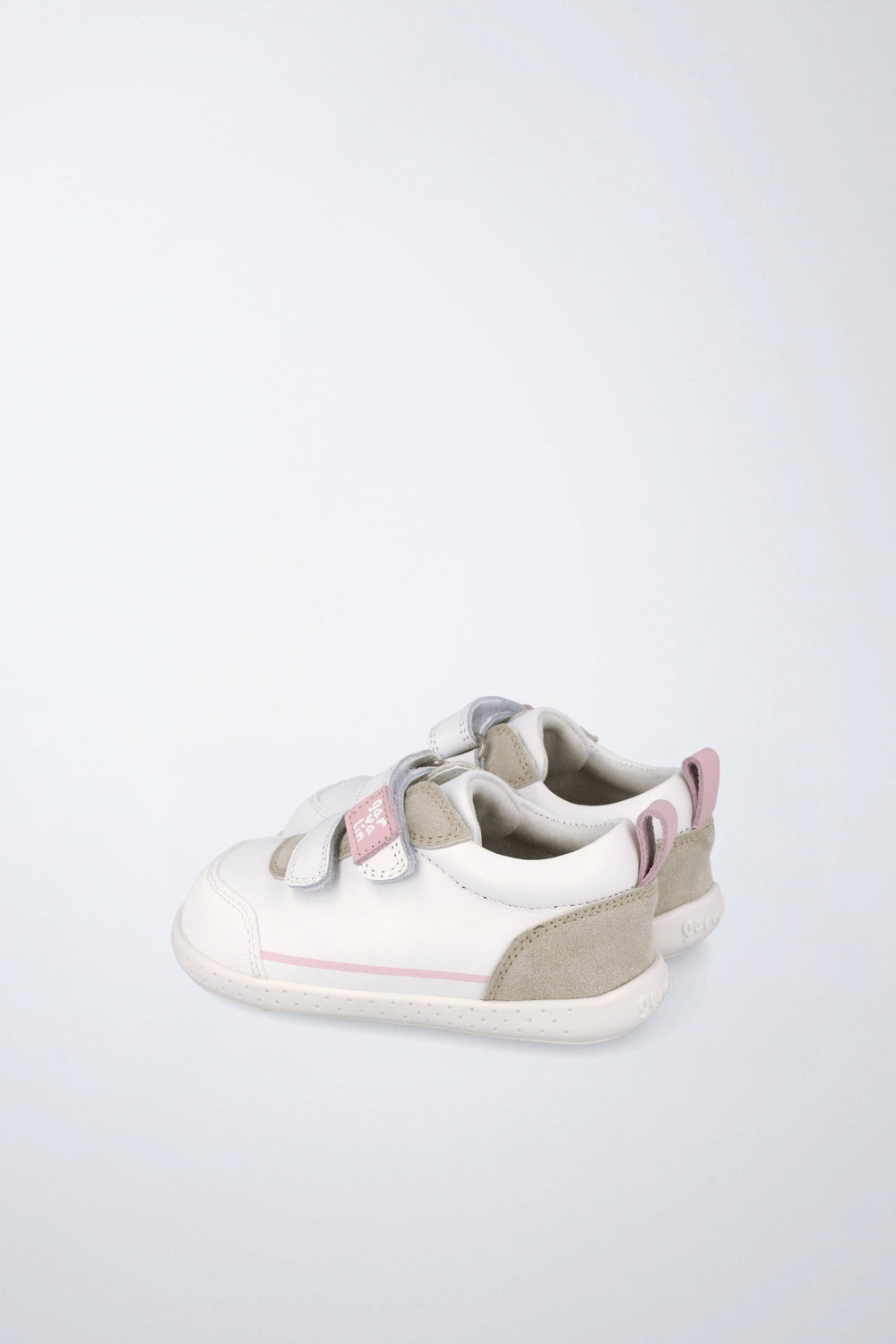 Zapatos escolares Garvalín barefoot en blanco y rosa con cierre de contacto y desarrollo natural del pie.