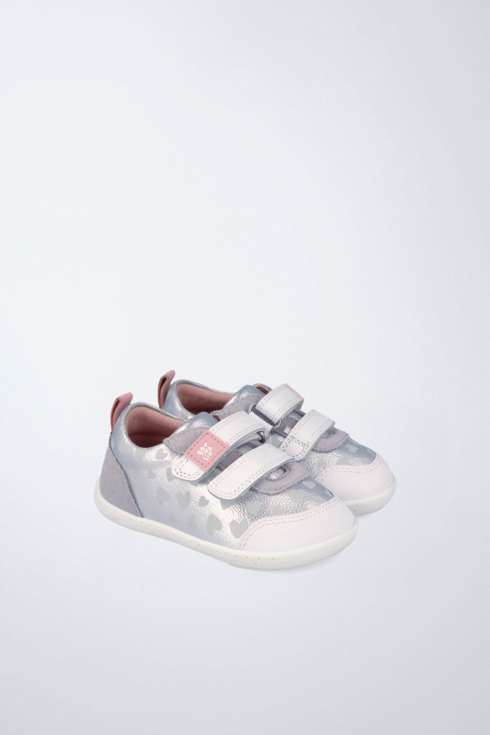 Zapato Garvalín barefoot en plata con cierre de contacto y desarrollo natural del pie.