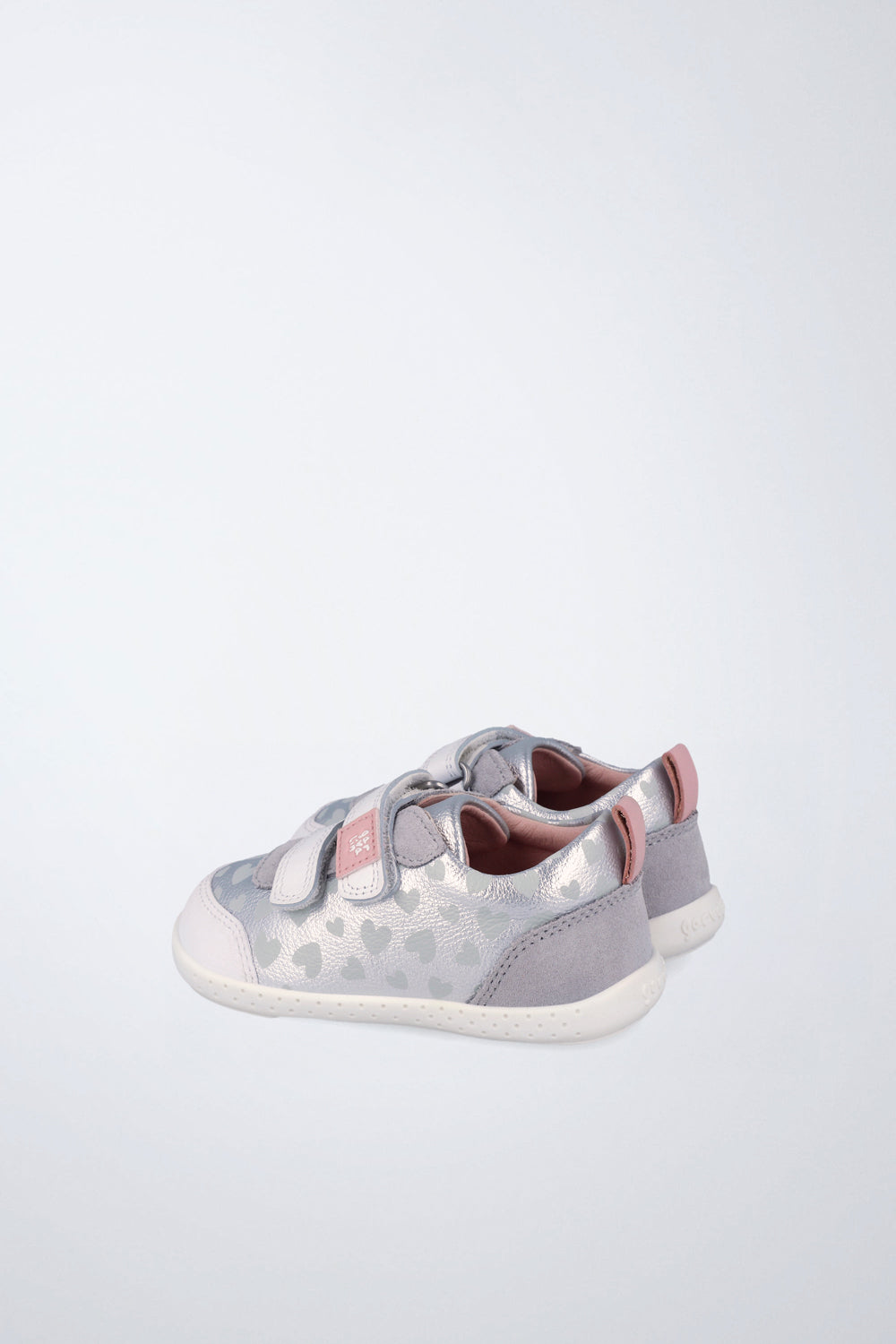 Zapato Garvalín barefoot en plata con cierre de contacto y desarrollo natural del pie.
