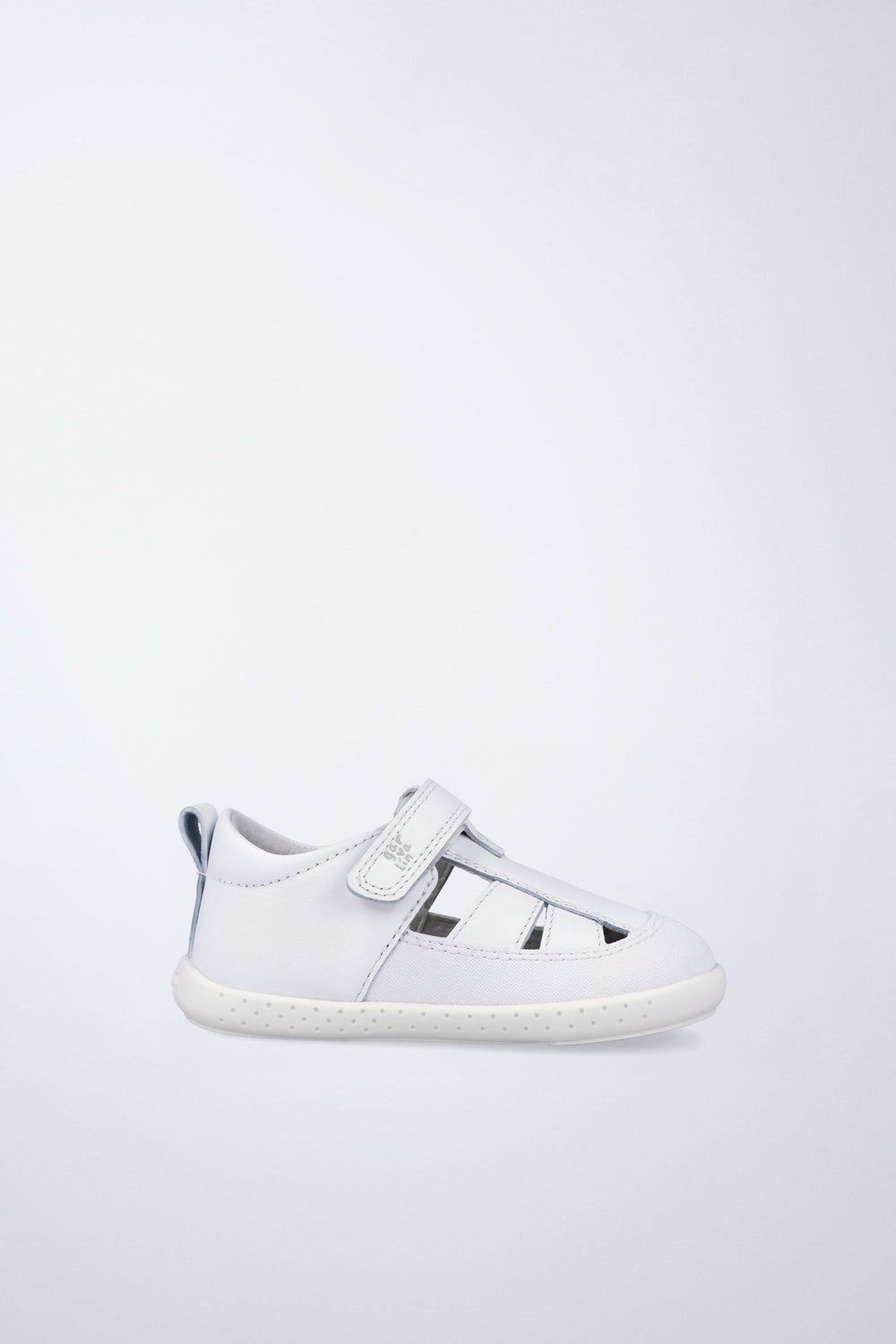 Barefoot Garvalín sandal in white with an adjustable fastening and stability.