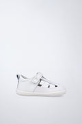 Barefoot Garvalín sandal in white with an adjustable fastening and stability.
