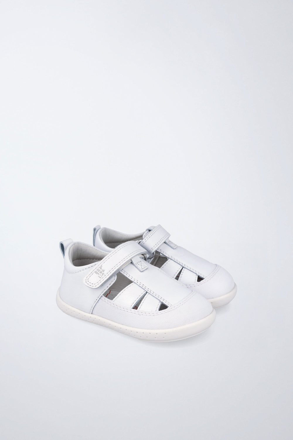 Barefoot Garvalín sandal in white with an adjustable fastening and stability.