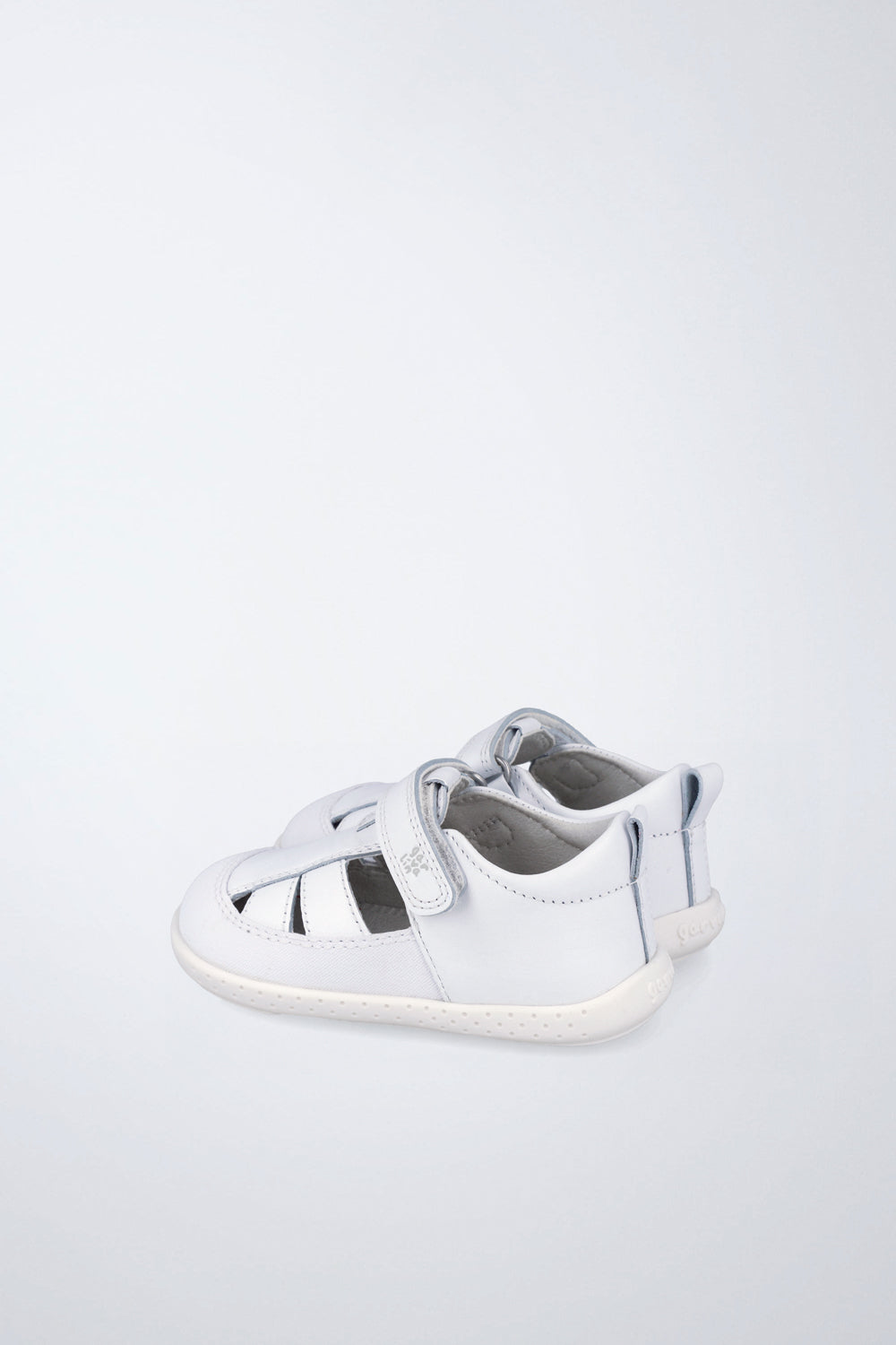 Barefoot Garvalín sandal in white with an adjustable fastening and stability.