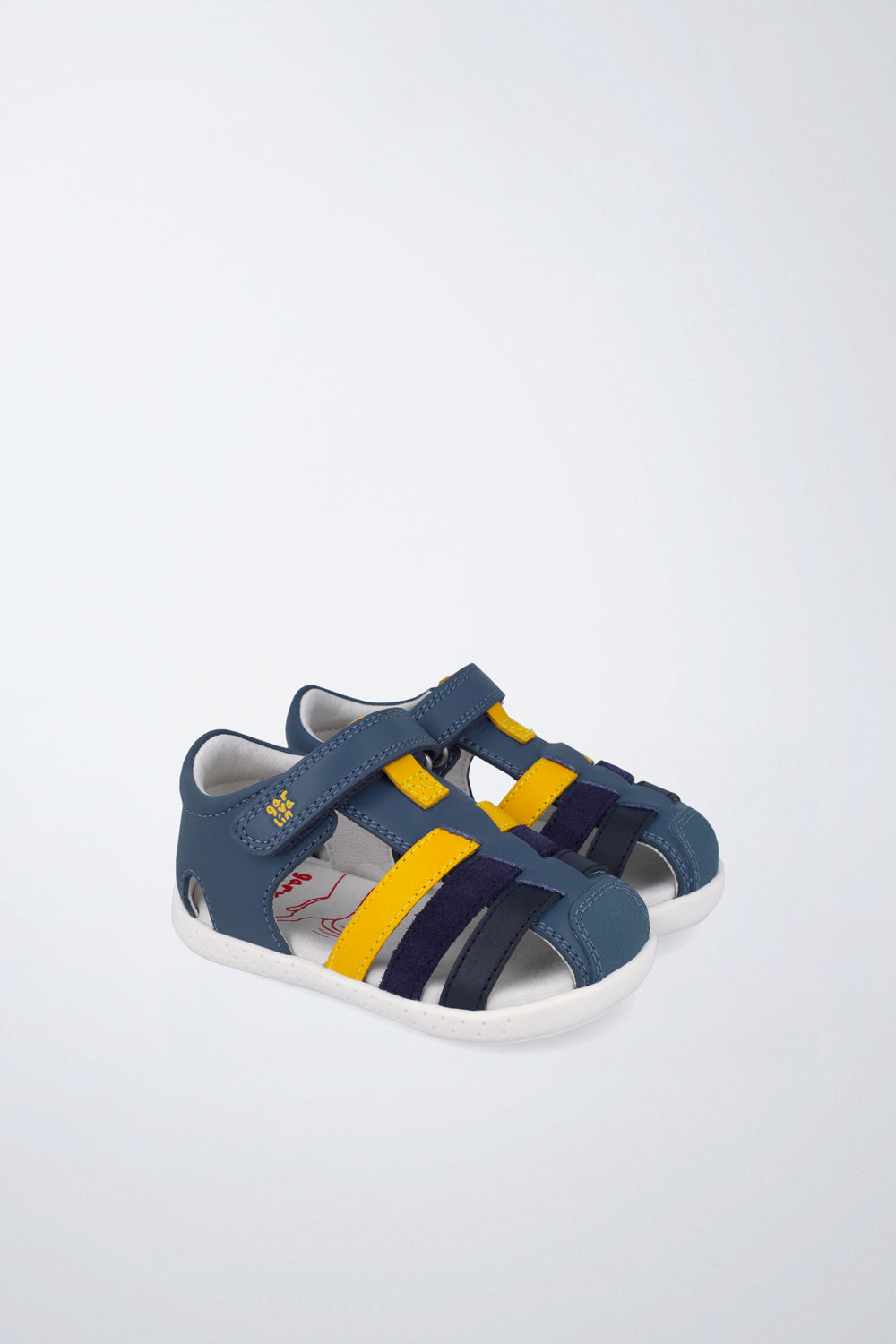 Sandalia cerrada infantil Garvalín barefoot en azul marino y amarillo con cierre de contacto y puntera reforzada.